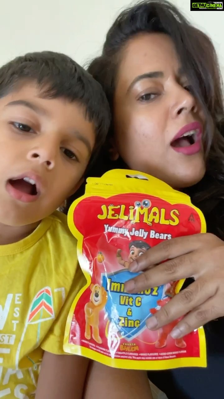Sameera Reddy Instagram - Jab bacche ho healthy toh mummy kaise na ho khush? . 🎈 I am loving the fun and yummy ITC Jelimals Immunoz. Just 2 jellies provide 50% daily requirement of Vitamin C for kids! What’s more? These yummy jellies come in many flavours too! So, #UnlockTheFun for your children kyunki #AbDailyDailyJelimals! #ImmunityKaDailyDose #JelimalsImmunoz @itcje
