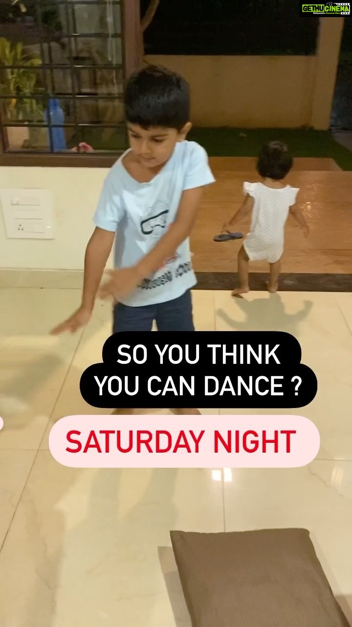 Sameera Reddy Instagram - Saturday night dance party yo! 🤩#messymama #happyhans#naughtynyra #saturdaynight #dance #party #masti 🎈