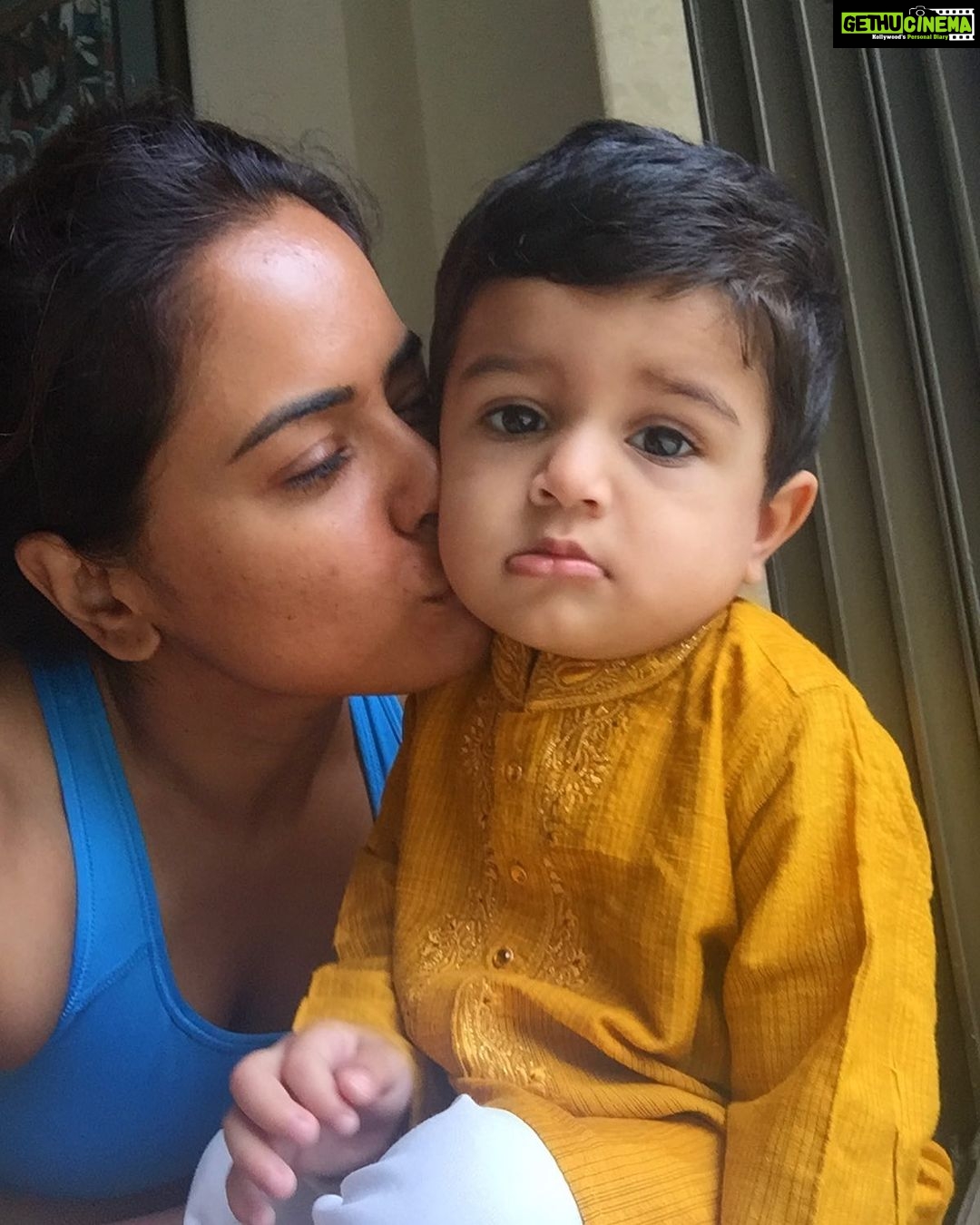 Sameera Reddy Instagram - Caption this 😃 #throwbackthursday Hans 2016 #messymama #momlife #throwback #happyhans #motherhood #momentsofmine 🥰
