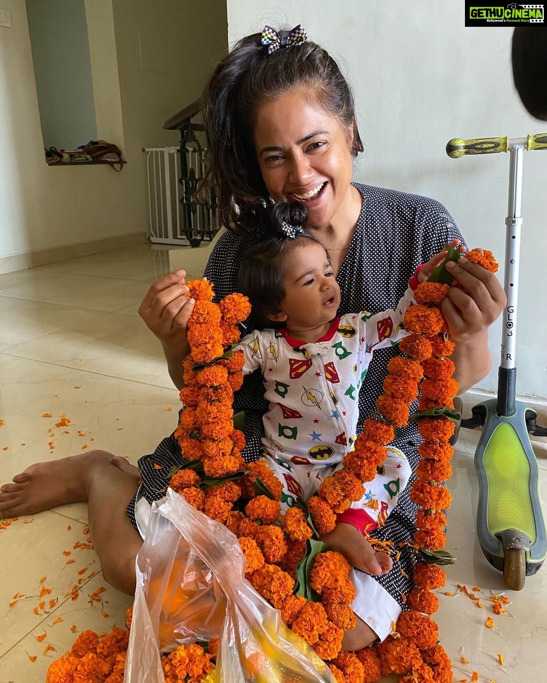 Sameera Reddy Instagram - Messy Mommy Dusshera Morning 🌼 I wouldn’t want it any other way❤️ Happy Dussehra 🙏🏼 #messymama #sundaymornings #momlife #keepingitreal