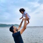 Sameera Reddy Instagram – The highs of 2020 can’t get the lows to bring us down🤩 the universe is listening! 🙌🏼 #naughtynyra #fatherdaughter #moment #ocean #sky #2020 #positivevibes #messymama #momlife #motherhood #momentsofmine ❤️