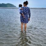 Sameera Reddy Instagram - The glee of feeling the ocean on her lil feet for the very first time! 🥰2020 definitely hit us all hard but also reaffirmed the importance of not taking life for for granted🙌🏼 #grateful #motherhood #messymama #naughtynyra #beach #sand #goa #momlife #blessed #moments ❤️