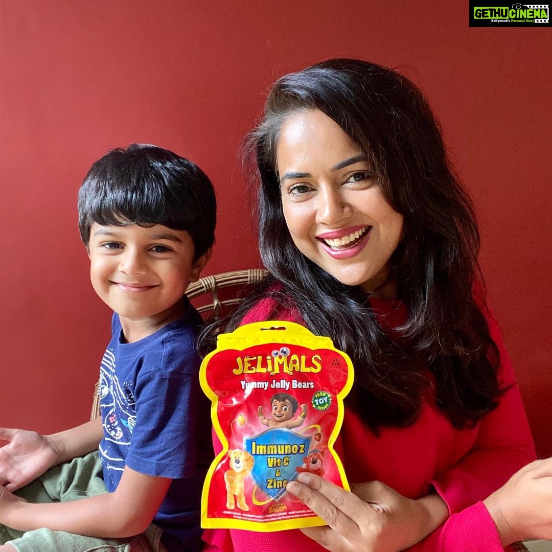 Sameera Reddy Instagram - From days packed with school & playtime, our kids’ routine has been reduced to just screen time. To find solutions to the ‘new normal’ problems of kids, I will be a part of ITC Jelimals Webinar - Kid Me Not! on Oct 17th at 5 P.M. Register now on @bookmyshowin 🌟 While we find long-term solutions, we cannot compromise on our kid’s immunity. Thankfully ITC has launched @itcjelimals Immunoz with Vit C & Zinc. 🌟 Just 2 jellies a day fulfil 50% of kids’ Vit C requirement. Toh baccho ko khilao Daily Daily Jelimals! 🌟 #AbDailyDailyJelimals #ImmunityKaDailyDose #JelimalsImmunoz #Immunity #Jelimals #VitaminC #BookMyShow @itcjelimals @bookmyshowin