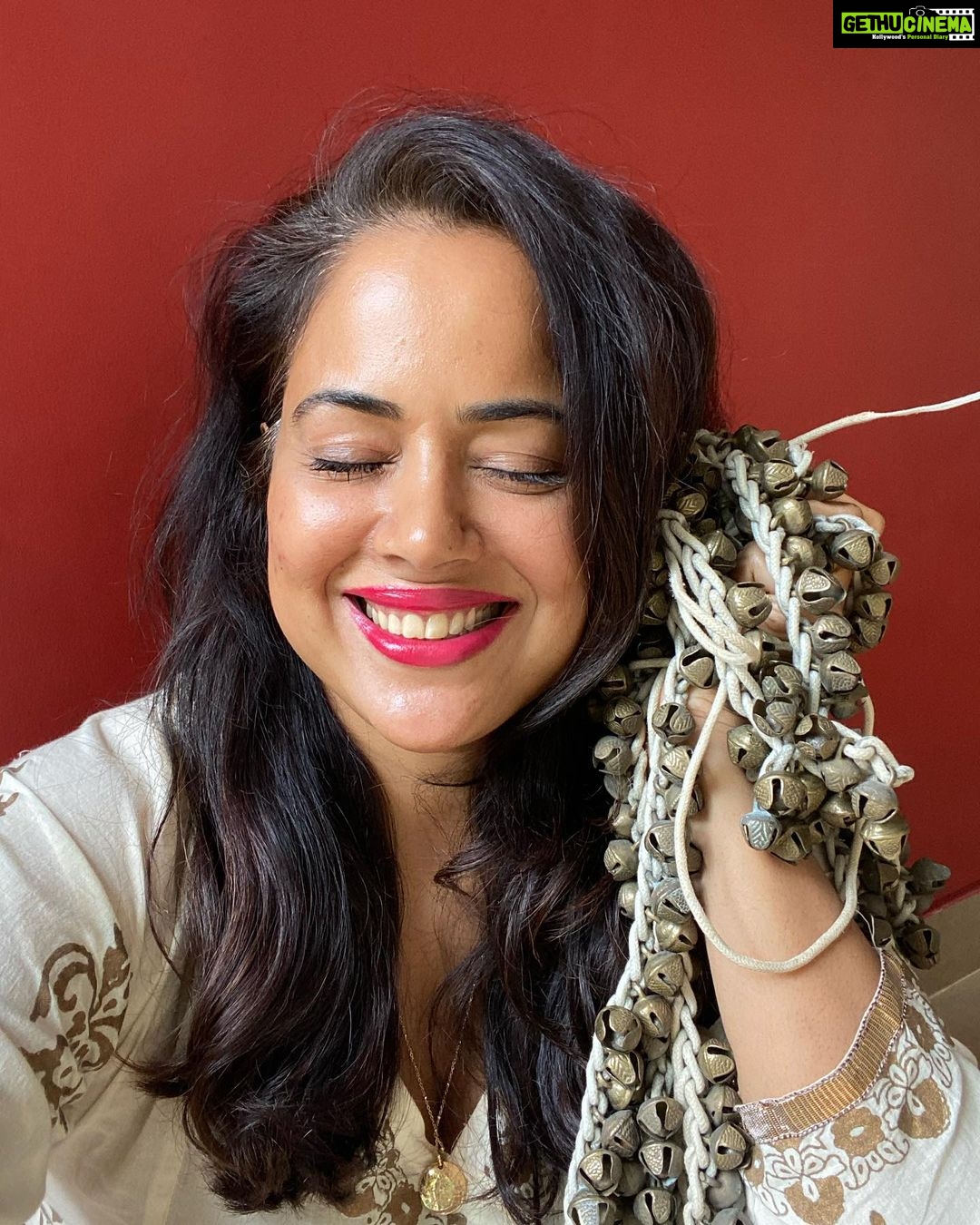 Sameera Reddy Instagram - Did you discover something you are passionate about this lockdown ? it has forced me revisit my loves that I lost all these years . Practising the Poi, the sound of my Ghungroos, singing ( I’m a passionate bathroom singer), full on dancing with kids and it has also pushed me to discover I love editing videos and that really has become my big love ❤️It also gave birth to our crazy Messy Mama and Sassy Saasu series ( because me and @manjrivarde were stuck with each other and we decided to make fun videos to keep busy 😄). I know 2020 is looked at as a year of chaos but it has also given birth to sides of us we never knew existed 🎸❤️💃#turnyourmagicon #messymama #positivevibes #2020 #lockdown #discovery #momlife #keepingitreal 💃