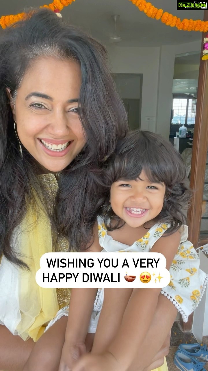 Sameera Reddy Instagram - 1.2.3.. Happy Beelalee😂🪔😍 from us to you ! ✨ #happydiwali #naughtynyra #messymama ❤️
