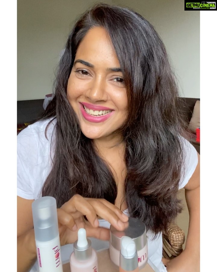 Sameera Reddy Instagram - I’ve been using the @plumgoodness Bright Years range all this month! I stuck to the skin regime which I as a mom tend to always forget and my skin definitely feels really healthy and fresh. I have been totally loving the Bright Years range & my most favourite is the Bright Years Restorative Overnight Creme! 🌱 . . Use my coupon code 👉🏼 SAMEERA20 to get FLAT 20% OFF on the entire Bright Years Range on plumgoodness.com! Happy skincare to you! 🎉 . . #Plum #PlumGoodness #SkincareEssentials #SkinCare #PlumAgeSpecialists #LookGoodFeelGood #AgeingSkin #HyaluronicAcid #SPF #Serum #UnderEyeGel #Vegan #InstantGlow #InstantFresh #BrightSkin #GlowingSkin #GoodnessOfNature #ToxinFree #StayHome #StaySafe #StaySafeStayHome #CrueltyFree #InstaGood #BeGood 🌱