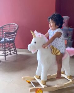 Sameera Reddy Instagram - Crushing my mid week blues on my🦄 #naughtynyra #messymama Mr. @vardenchi #positivevibes 🎶 ily(I love you baby)- Surf Mesa 🌟 @diydayalishka @manjrivarde @that_animator_guy 💝