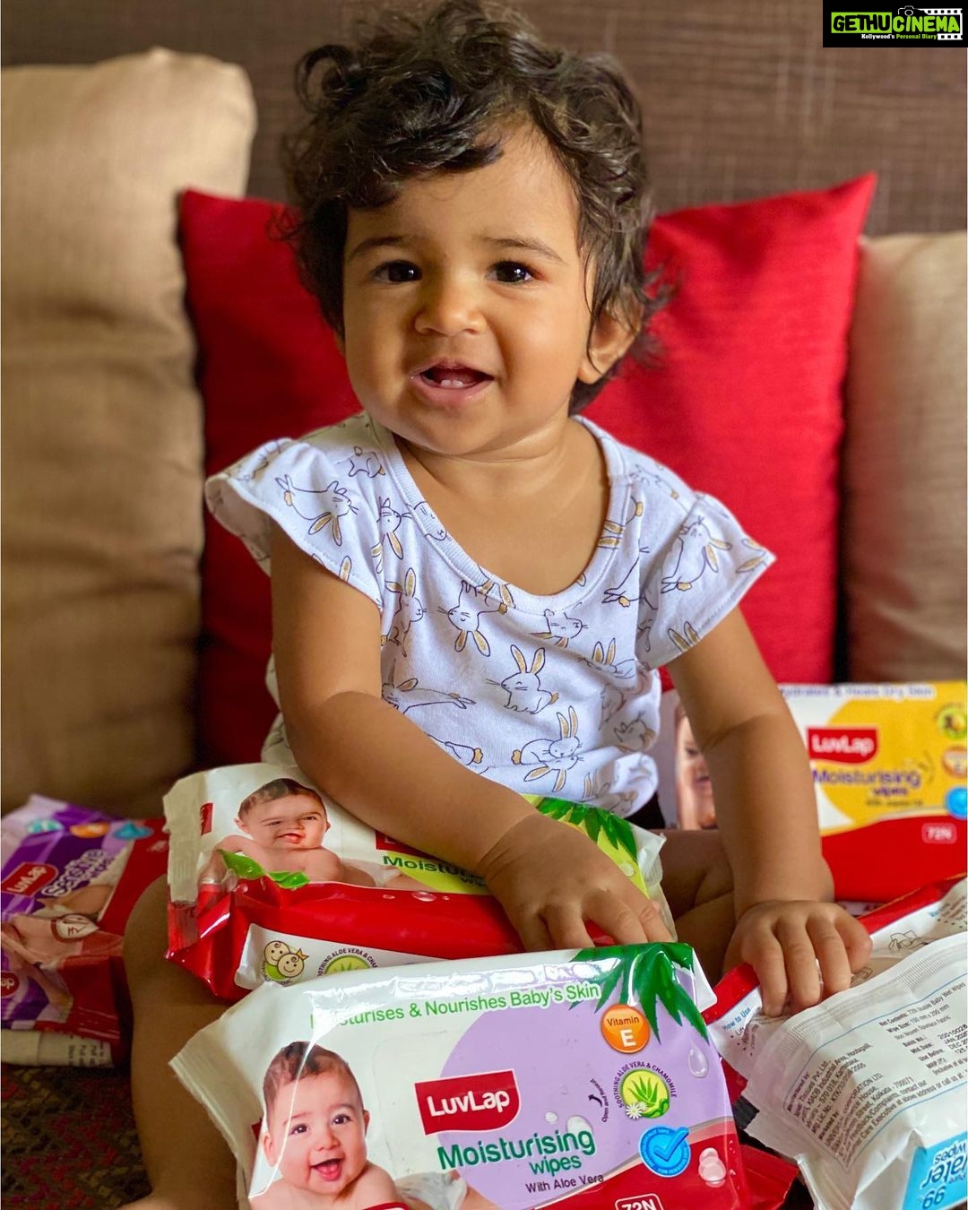 Sameera Reddy Instagram - I love trying out new products so when @luvlap.in gifted me thier baby wipes, I was pleasantly surprised with the variety they offered! Luvlap has a lot to choose from 👉🏼 jojoba baby wipes, sensitive wipes, moisturising wipes , aloe vera wipes and thick water wipes. 🌟Enriched with aloe vera and chamomile extracts and Vitamin-E. 🌟Moisturises and reduces chances of allergies. 🌟Anti bacterial/anti fungal & Free of harmful parabens and alcohol. 🌟Excellent for babys delicate skin. 🌟Dermatologically safe #momswithluvlap #babywipes