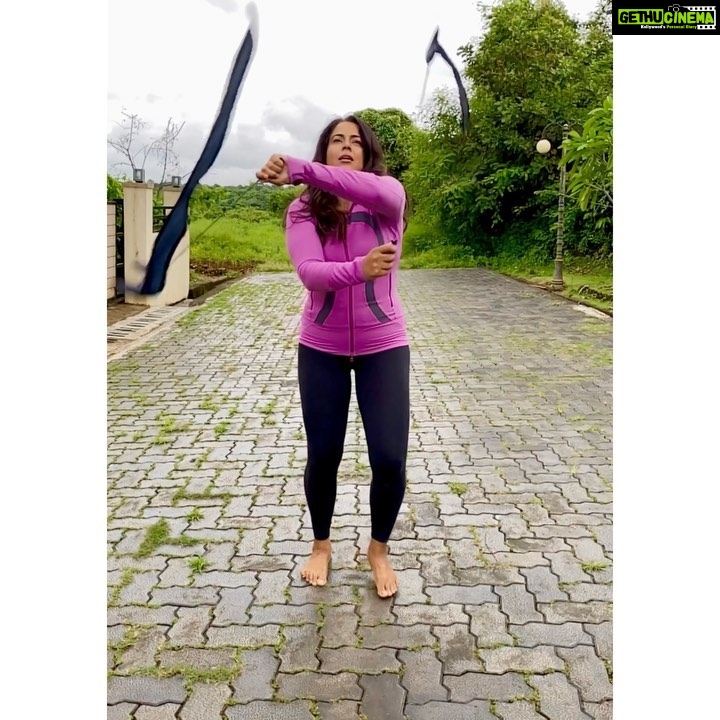 Sameera Reddy Instagram - Turn your magic on🌟make it an adventure of a lifetime🎶 oh you make me feel like I’m alive again🌈 found my poi after so many years and it feels like yesterday I learnt this for My film ‘Musafir’ 🎈I’m trying to get active with things I love 💓🏃♀️ #messymama #sundayfunday #imperfectlyperfect #feelgood #poidance #poi #dancersofinstagram #nostalgia #momlife This for all ma ladies out there ! #letsdothis 💃