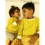 Sameera Reddy Instagram – Saturday night Pyjama Party🥰I wonder what they are chatting about🤔 #messymama #weekend #naughtynyra #happyhans #siblings #twinning #momlife #pyjamaparty 🌼