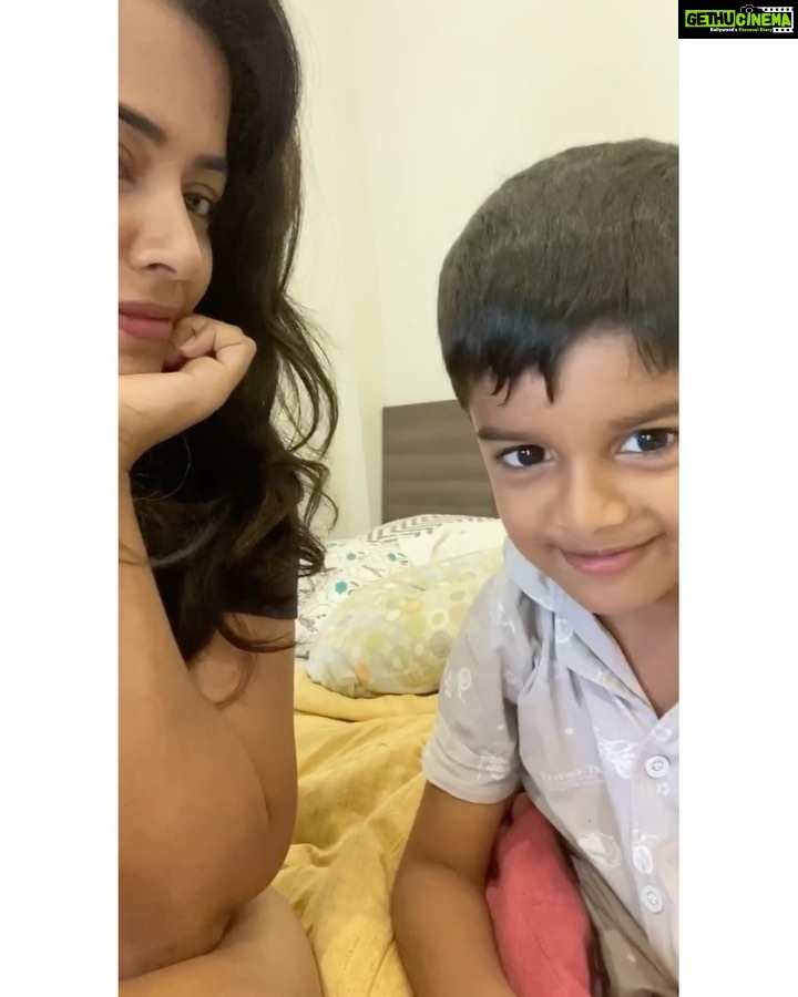 Sameera Reddy Instagram - 38 boxes & 6 suitcases came from my Mumbai house to Goa! I have gone mad cleaning out 8 years of stuff! so many things I never used and still kept. I made Hans also rethink his toys and together we have taken out more than half and donated it and it feels great ! We left Mumbai with just one suitcase each and have lived with it in Goa for the past 2 months! I’ve so enjoyed not having the clutter and it’s made me rethink how I want to live with just what I need ! Decluttering your life is very therapeutic! Try it ! 🧹 #messymama #cleaning #day #momlife #happyhans #motherhood 💪🏼 #declutter #unclutter 🍀 #thesimplelife #keepingitreal