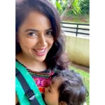 Sameera Reddy Instagram – 💚Nyra and I are loving our Kiro Soul Basic! @soulslings_india 💚
If you’ve been seeing Nyra happy in her carrier and are looking for an easy to use and affordable option to start babywearing too, Soul Basic is super comfortable for babies 6 months and older!
.
#soulslings #soulbabycarrier #soulbasic #babywearing
#madeinindia #vocalforlocal Goa