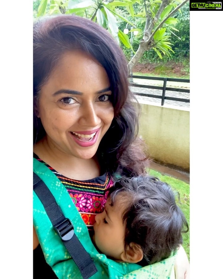 Sameera Reddy Instagram - ๐Nyra and I are loving our Kiro Soul Basic! @soulslings_india ๐ If you've been seeing Nyra happy in her carrier and are looking for an easy to use and affordable option to start babywearing too, Soul Basic is super comfortable for babies 6 months and older! . #soulslings #soulbabycarrier #soulbasic #babywearing #madeinindia #vocalforlocal Goa