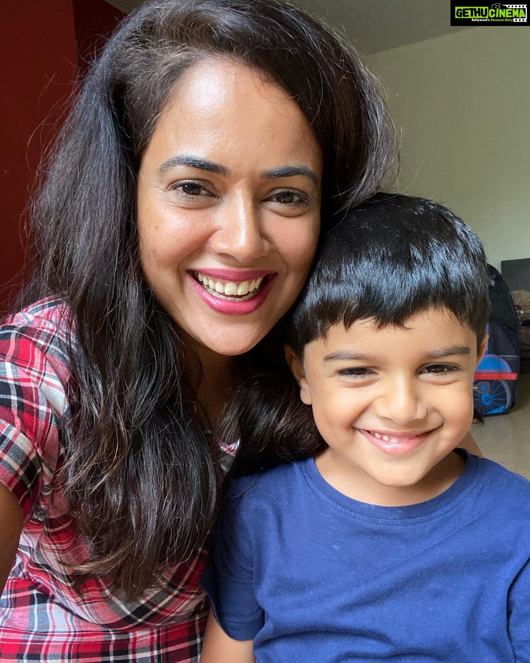 Sameera Reddy Instagram - I pray to Lord Ganesha to remove all obstacles and shine his divine light on us ๐๐ผ Its Ganesh Chaturthi and Iโm crazy missing my family in Mumbai. Hans could see I was sad and itโs incredible how he tries his best to cheer me๐ค๐๐ผโค๏ธ #gratitude #family #happyhans #messymama #momlife #keepingitreal ๐Happy Ganesh Chaturthi ๐ love ๐ peace ๐๐ผgood health ๐คฉ for all ๐