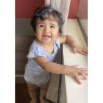 Sameera Reddy Instagram - Giggles to brighten my mid week blues😃🍎 #naughtynyra naughtiness alert 🚨 #messymama #momlife #motherhood #fun #happymama #happybaby #grateful #keepingitreal 🎈