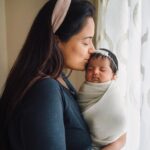 Sameera Reddy Instagram - Be a motivator, a strong partner whether you are a mother in law, husband or friend! As World Breastfeeding week comes to an end: Let us promise to uplift new mothers with kindness, encouragement & love. It is so important to build a support system within the space of family & loved ones. It is incredible & at the same time challenging what a woman’s body goes through hormonally after giving birth. The high pressure to make sure you are giving enough nutrition to a new life topped with no sleep, constant vigilance and the exhaustion can drive you insane. Being so overworked & feeling unsupported sometimes leads a mom to give up Breastfeeding her baby. Akshai, my husband has always been a massive support. He talked me through my vulnerable moments, boosted my morale and cheered me on and here I am - still Breastfeeding my little sunshine one year later! 😃Sometimes you just need that one person to have your back during such an emotional journey. Encourage Breastfeeding ❤️❤️❤️❤️ #worldbreastfeedingweek2020 #messymama #naughtynyra #oneyearago #throwback #breastfeeding #awareness #momlife #motherhood #keepingitreal 🎈 📷 @mommyshotsbyamrita