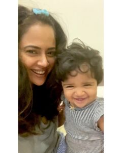 Sameera Reddy Instagram - Mother Daughter conversations 😍❤️ #naughtynyra #messymama #motheranddaughter #momlife #motherhood #fun #moments #imperfectlyperfect #keepingitreal 🌈