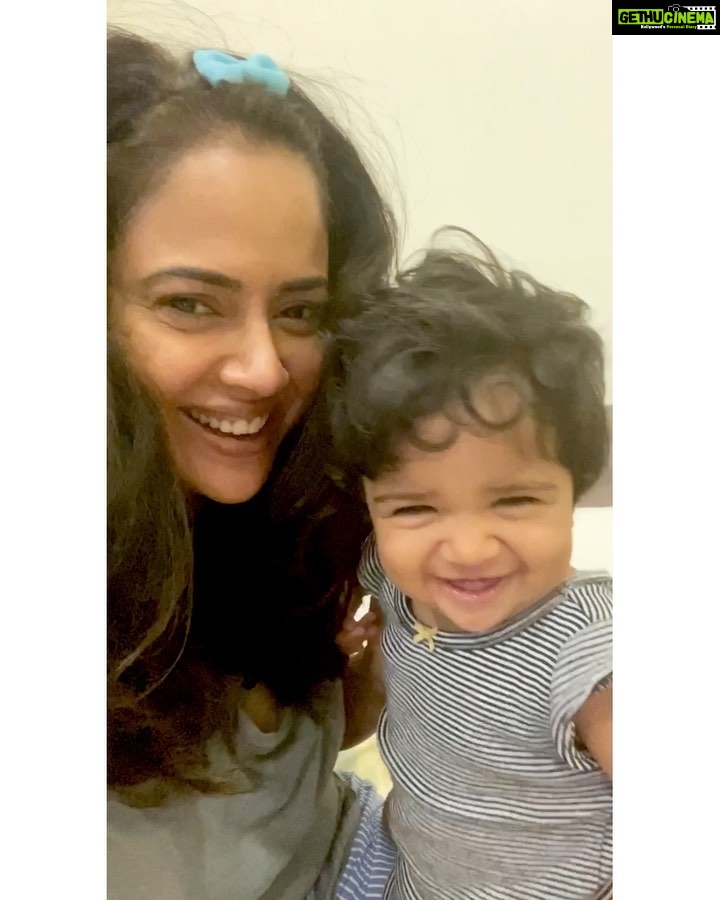 Sameera Reddy Instagram - Mother Daughter conversations 😍❤️ #naughtynyra #messymama #motheranddaughter #momlife #motherhood #fun #moments #imperfectlyperfect #keepingitreal 🌈