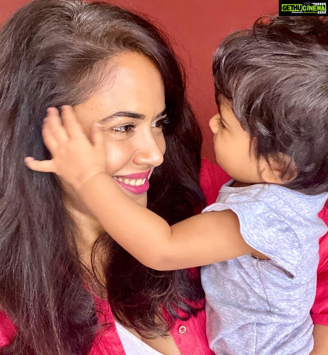 Sameera Reddy Instagram - It’s September already🤪If ever there was a time to celebrate every day however imperfect it is, this is it!🌼 2020 has been incredibly hard but also given rise to a new resilience and strength we thought we never had 🙌🏼 stay happy😃 #messymama #naughtynyra #gratitude #grateful #today #momlife #positivevibes #imperfectlyperfect #keepingitreal