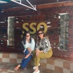 Sameksha Instagram - At the coolest place with my supercool and talented friend #stylist #roshnibose #ssoproductions #filmproduction Carter Road Beach, Mumbai, India