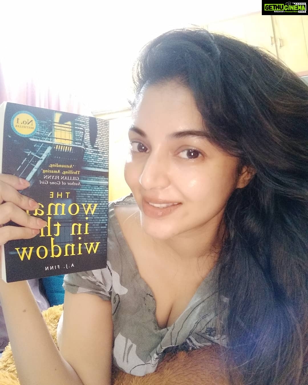 Sanam Shetty Instagram - Woke up like this😁 cuz I slept with it 📖 🤗 literally unputdownable this one. 'The woman in the window'. Much on the lines of 'Girl on the train'. Loving it👌👌 Gummornin ya'll❤ #wokeuplikethis #bookworm #myaddiction #myfix #angelsam❤