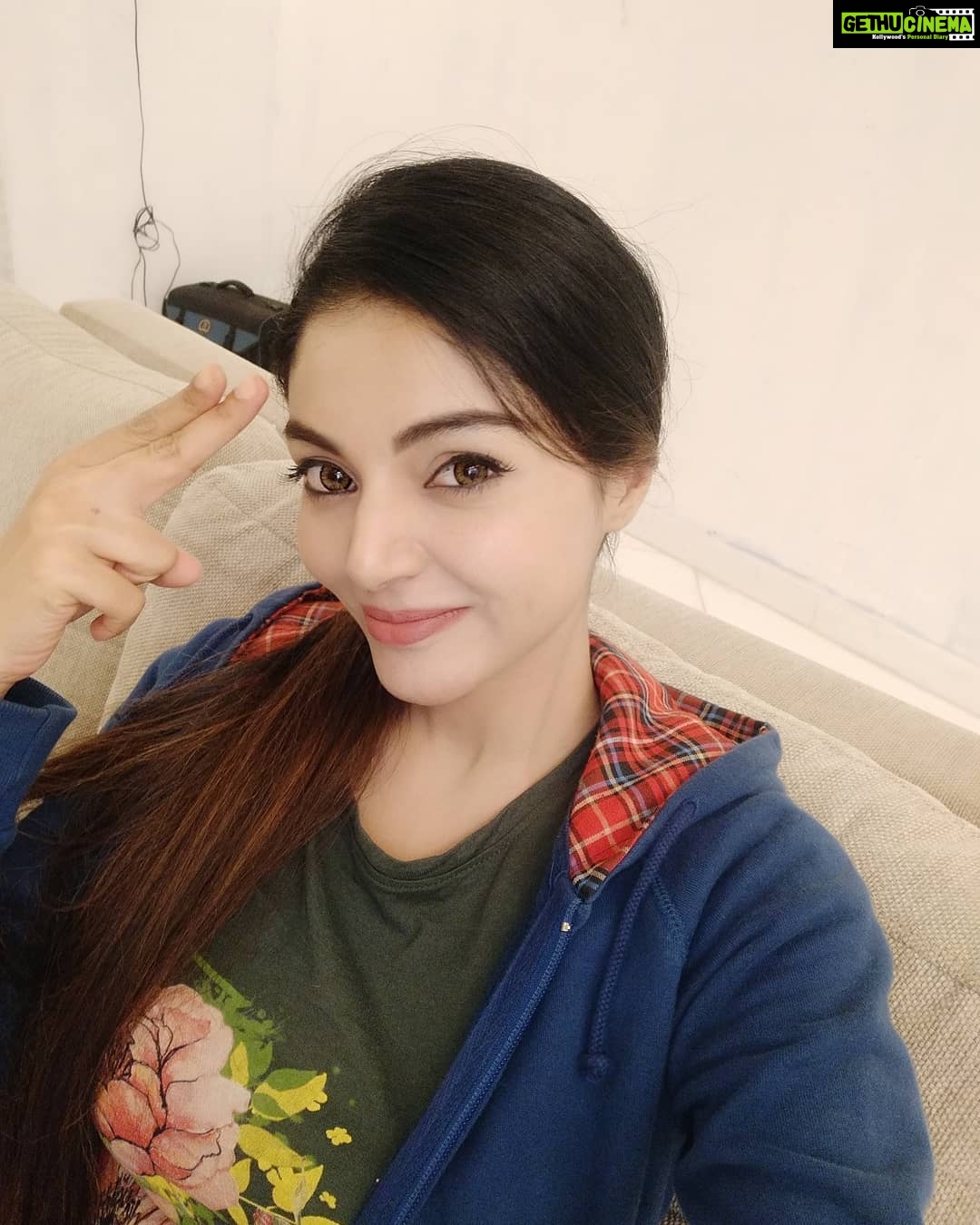 Sanam Shetty Instagram - When its so much fun on sets u dun want the day to end😊 fabulous location, great food and soulful music with a bit of work😁🤘 tnx for making it a great evening guys @actor_santhoshprathap, Soundar and Ashok🤗 Goodnight folks🙋 #thursdayvibes #shootinginchennai #webseries #foodmusic #angelsam❤