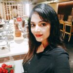 Sanam Shetty Instagram - That was quite a feast!😋 Guys check out this restaurant, ROSEWATER DINE IN for some of the most mouthwatering seafood dishes if ur in and around Anna Nagar🤗👍 Thank u for the invite Mr.Selva for a wonderful evening. Best wishes for ur brand new venture! #rosewaterfinedining #annanagar #eveningwithgoodfood💥 #angelsam❤