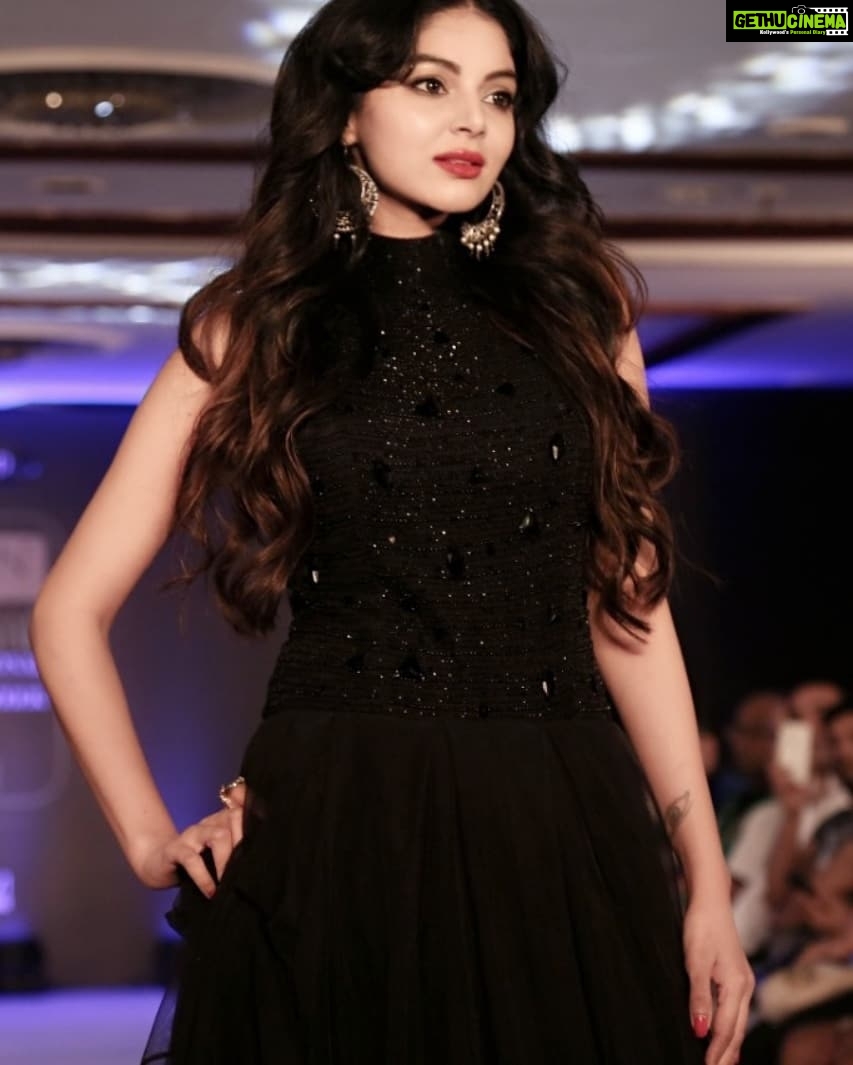 Sanam Shetty Instagram - Thanks for the lovely captures @rahuldev1177 🤗🤗 From the Kyron International Hyderabad Fashion Week! Thanks @hari_an_and @storm_sharma @rahuldev1177 @lovellprabhu 🤗🤗🤘🤘 #showstopper #kyronhyderabaddinternationalfashionweek2019fashionweek #ramplove #angelsam❤