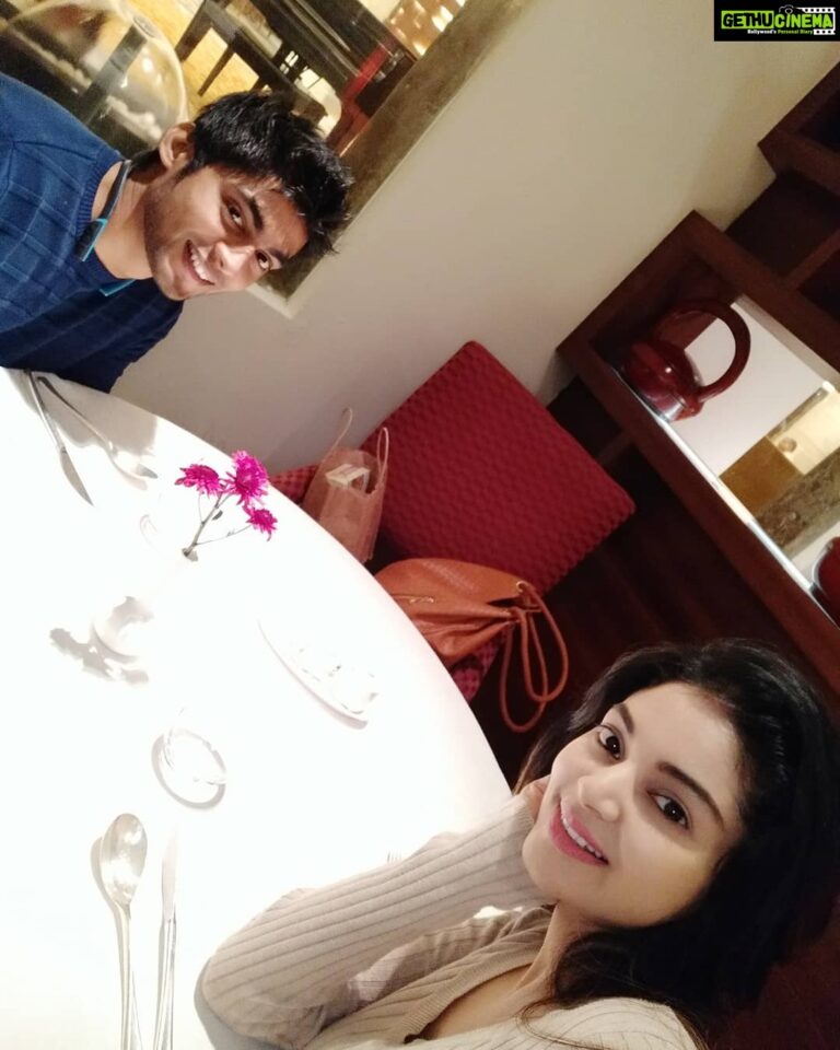 Sanam Shetty Instagram - U know uv been happy wen u forget to post about how happy uv been ❤❤ Making memories🤗 @tharshan_shant never a dull moment with u🤗😘 #memoriesstay #foodiesofinstagram #littlepinkflowers #happysunday #luckygirl🍀 #angelsam❤