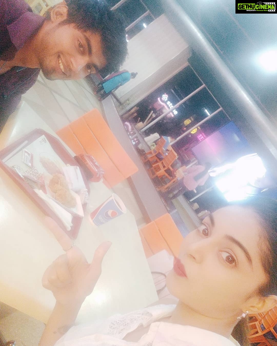 Sanam Shetty Instagram - He ate all of tat and I just watched😕! Hope u enjoyed the burger @tharshan_shant ☺ Anyways can't keep Thalaivar waiting😁 off to watch Petta now😍 GN folks! #burgersundaysarethebest🍴🍔 #petta #sweetevenings❤️ #angelsam❤