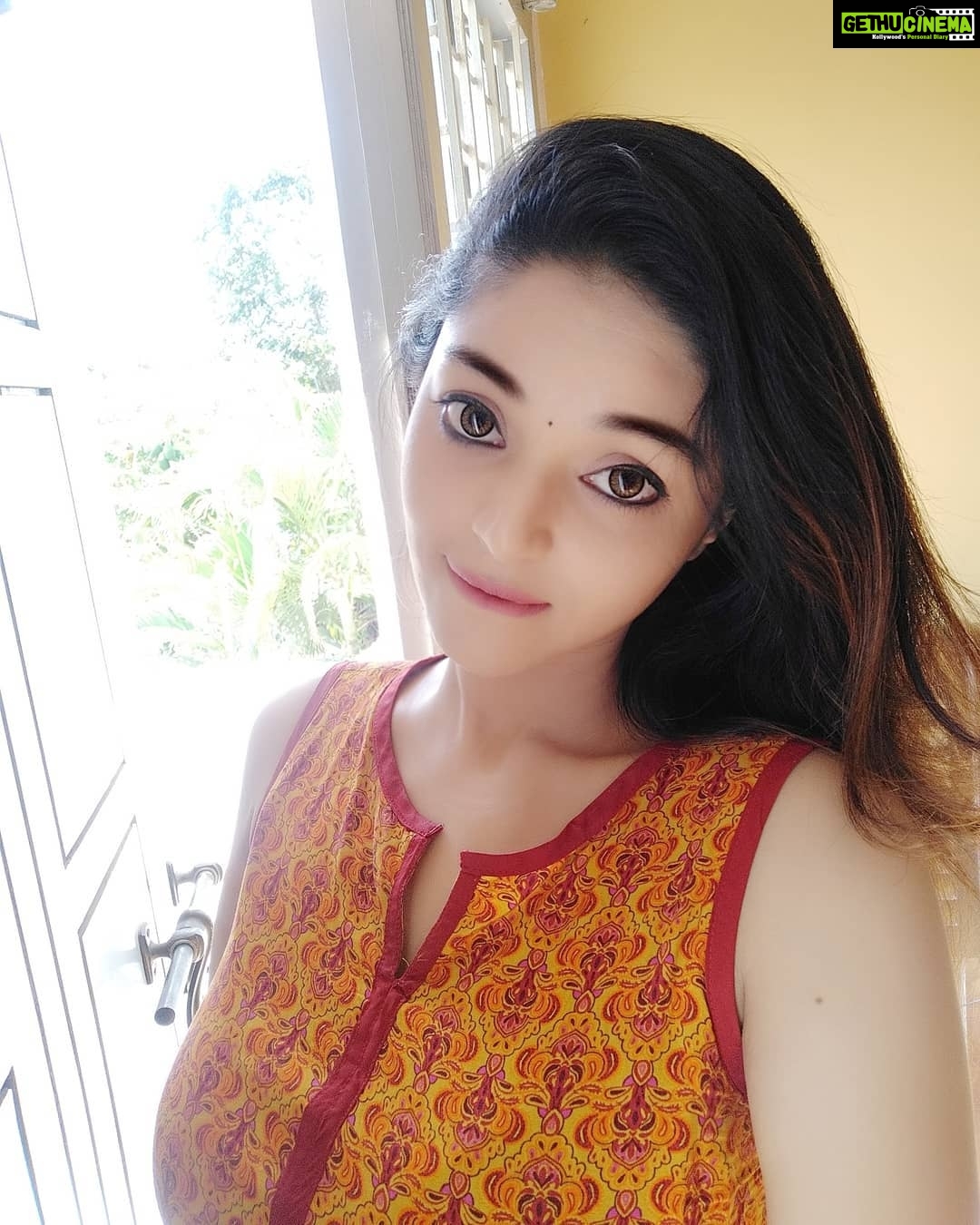 Sanam Shetty Instagram - I'm all made up and ready to shoot..but they let me chill..so of course IL chilllll 😁😎 Happy weekend lovelies🤗🤘 #betweenshots #makeupbyme💄#indoorshoots #sunnyday🌞 #goofingaround😜 #angelsam❤