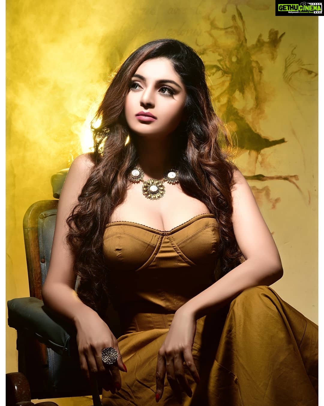 Sanam Shetty Instagram - Never take advice from people who don't love u and never face judgement from people who haven't helped u!! 🤘😌 Enjoy ur Friday folks🤗 PC:@ajjjoveih MUA: @viji_sharath #hardlifelessons #donttakeshitfromnoone #tgifridays #gethudaw #angelsam❤