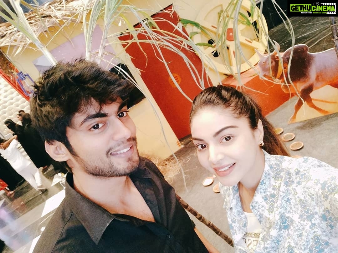 Sanam Shetty Instagram - Festivals are all about good company, good food and good vibes🤗💝 Wish u all a very happy Pongal and Sankranthi🌿🌾🌻 #festivespirits #happypongal2019 #mypeople❤️ #angelsam❤