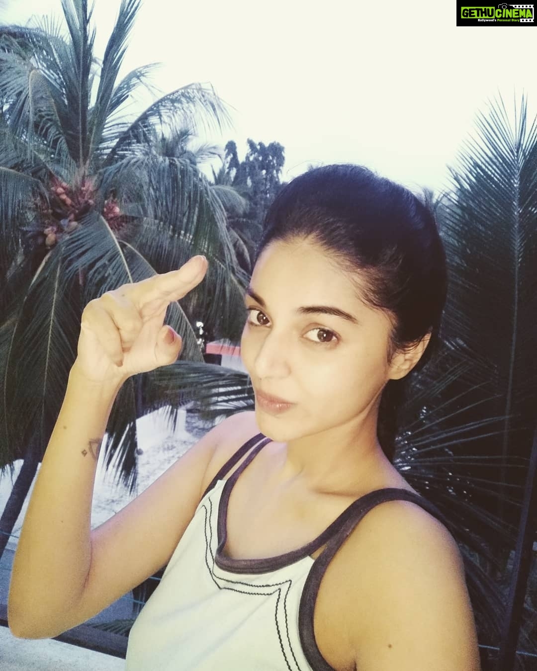Sanam Shetty Instagram - My long day finally ends with sunrise 🌅 but let all of urs begin with it !!☀☕🌻 Gummornin lovelies 💝 #sunriseoftheday #sunnysundayselfie #mottamaadifun #angelsam❤