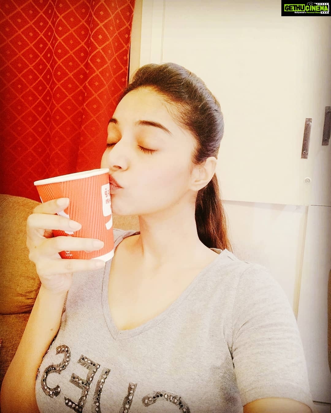 Sanam Shetty Instagram - The biggest adventure u can take is to live the life of ur dreams🤗🙌 yep cofi is definitely part of it for me☕❤ Good morning u lovelies 🤗😘 #workmornings #coffeeandkisses☕️💋 #bigwordsetc #angelsam❤