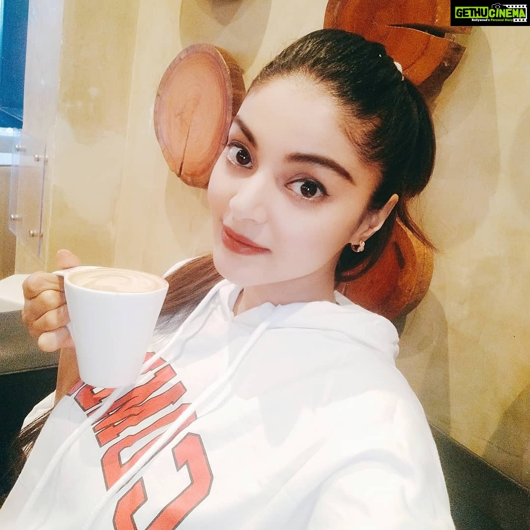 Sanam Shetty Instagram - I'm still stuck at 1st😁😌 wats the date today guys? 🙆😏 Have a relaxed evening busy bees😎🤘 #mycuppacoffee☕ #workdays #angelsam❤