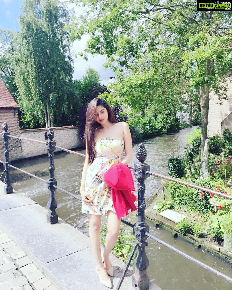 Sanam Shetty Instagram - Enjoy the Little things in ur life for one day when u look back ul realize they were the Big things..the ones that mattered ❤❤ #throwbackpicture #bruges #belgium🇧🇪 #gratefulheart #angelsam❤