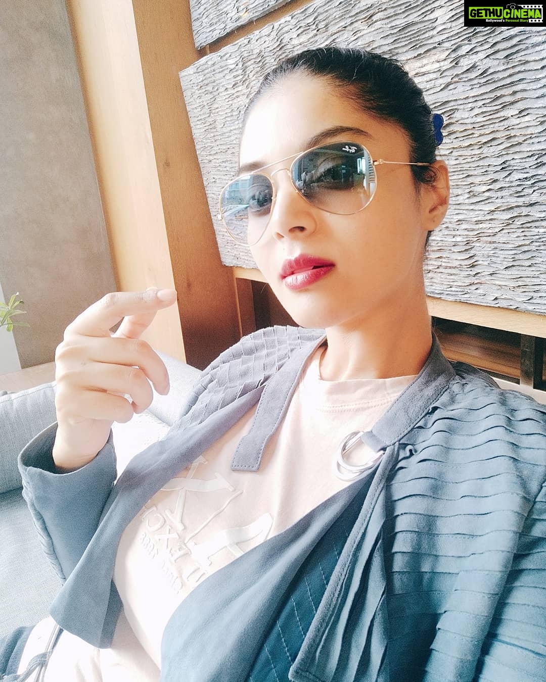 Sanam Shetty Instagram - Wassup ya'll?!! 🤘😎 Off to Mahabs..showstopping for the Guinness record setting longest fashion show👌😀 to unfold shortly! #mondaytravel #events #offtomahabs #angelsam❤ Sheraton Grand Chennai Resort & Spa