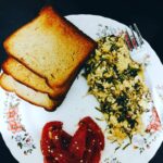 Sanam Shetty Instagram - When uv sacrificed ur Sunday Biryani to diet u at least make it tasty with just a little bit of cheese😀🧀🍞 My fav ricotta cheese with dill leaves, grilled tomatoes and oats bread😌 Goodnight ya'll😴😴 #weightwatching #cheesygirl #sam'skitchen #earlyniteforme #angelsam❤