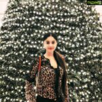 Sanam Shetty Instagram - Chennai just loves an excuse to have a gala time and wats better than Christmas to have one?😀🌲 💚 Had a great time catching up with u guys 🤗🤗@kartik_producer @julesamin @actor_santhoshprathap #theresidencytowerschennai #precristmasparty #funwithfriends #angelsam❤