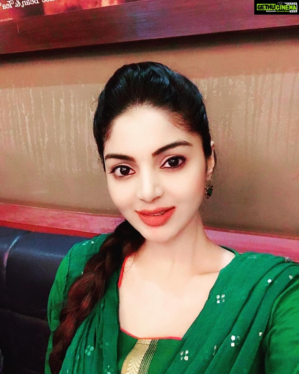 Sanam Shetty Instagram - Christmas colors 🌲 ❤💚 Happy Sunday folks🤗 #christmasspirit #sundaymovietime #angelsam❤