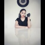 Sanam Shetty Instagram - T.I.M.E is not the main thing. It's the ONLY thing! 🖤 Shot by @drx.photography ✨ #grabit #makeiturs #blackandwhite #conceptshoot #reflections #drxphotography #veryvintage #clockwork #redlips #madrasfashion #sanam #sanamshetty