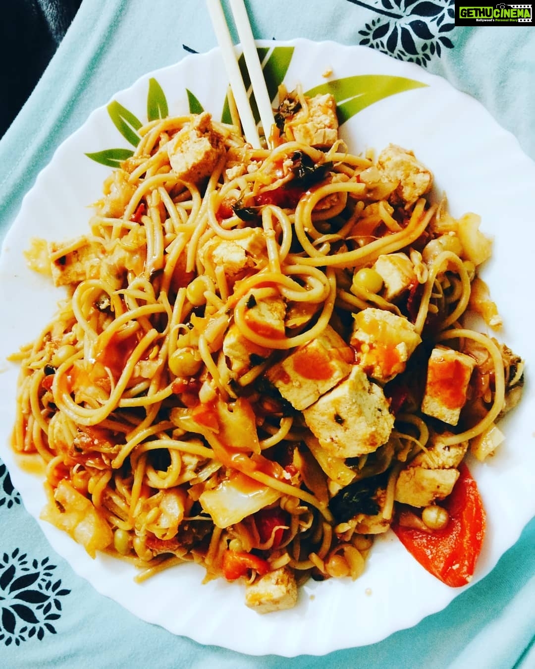 Sanam Shetty Instagram - However much I luv Swiggy (no comments on the recent delivery guy incident!), I can never underestimate the joy of cooking🍝🙆😀 Whole wheat pasta with lots of tofu and bean sprouts for the perfect protein kick👍 #gettingfitagain #proteinisamust #homecooking #angelsam❤