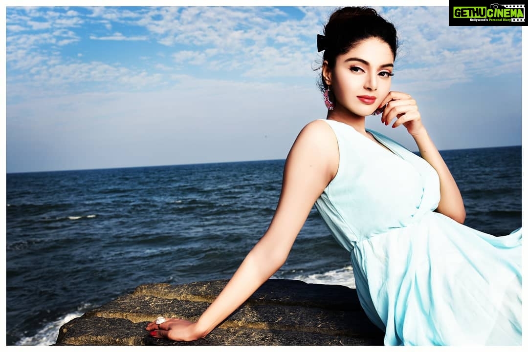 Sanam Shetty Instagram - The only Impossible journey is the one u never Begin! Good evening ya'll! ❤ P.C:@ajjjoveih🤗 Joshua #getupndoitnow #skiesofpondy #killurblueswithblues #angelsam❤