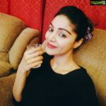 Sanam Shetty Instagram - Put ur hair up.. Sit back.. Relax.. And sip (water for now😬).. My mantra for a quick recharge😀🤘 Have a wonderful relaxed evening my dear peeps🤗🤗 #hydrating #powerofrelaxation #midweekeve #angelsam❤