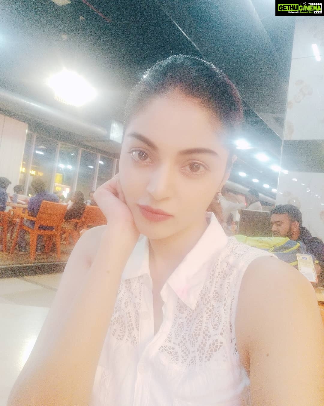Sanam Shetty Instagram - He ate all of tat and I just watched😕! Hope u enjoyed the burger @tharshan_shant ☺ Anyways can't keep Thalaivar waiting😁 off to watch Petta now😍 GN folks! #burgersundaysarethebest🍴🍔 #petta #sweetevenings❤️ #angelsam❤