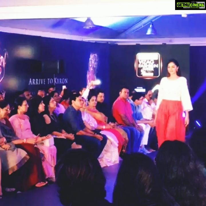 Sanam Shetty Instagram - Showstopper for Red Sister Blue @redsisterblueā¤š Thank u Nanda and Michael šThank u Gaurav sirš¤ @storm_sharma. Video Courtesy: Lovell sirš¤ #kyronvizagfashionweek #showstopper #angelsamā¤