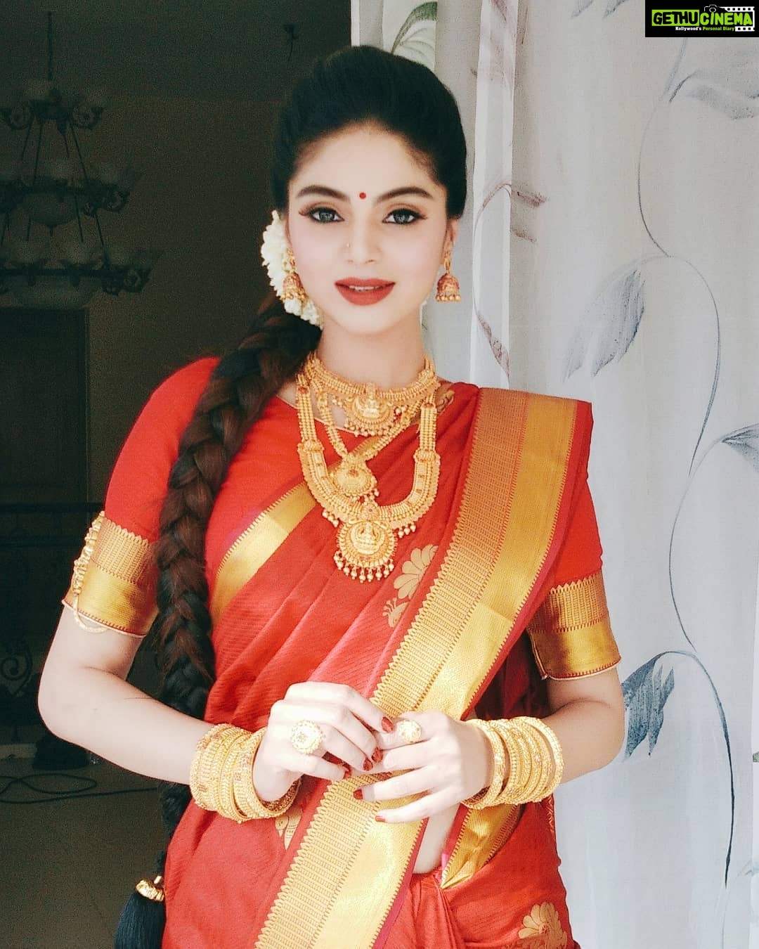 Sanam Shetty Instagram - And here comes the bride decked in gold😬 #rmjewellery #adshoot🎥 #angelsam❤