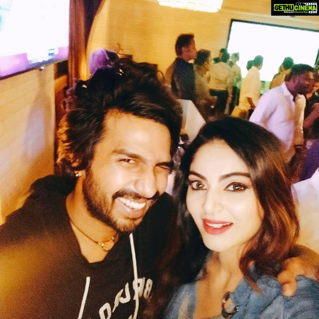 Sanam Shetty Instagram - When the evening is so dazzling and it happens on a Saturday I'm bound to have some funššā¤ swipe left for moreš¤ #zingbyawards #fashionandfilms #angelsamā¤