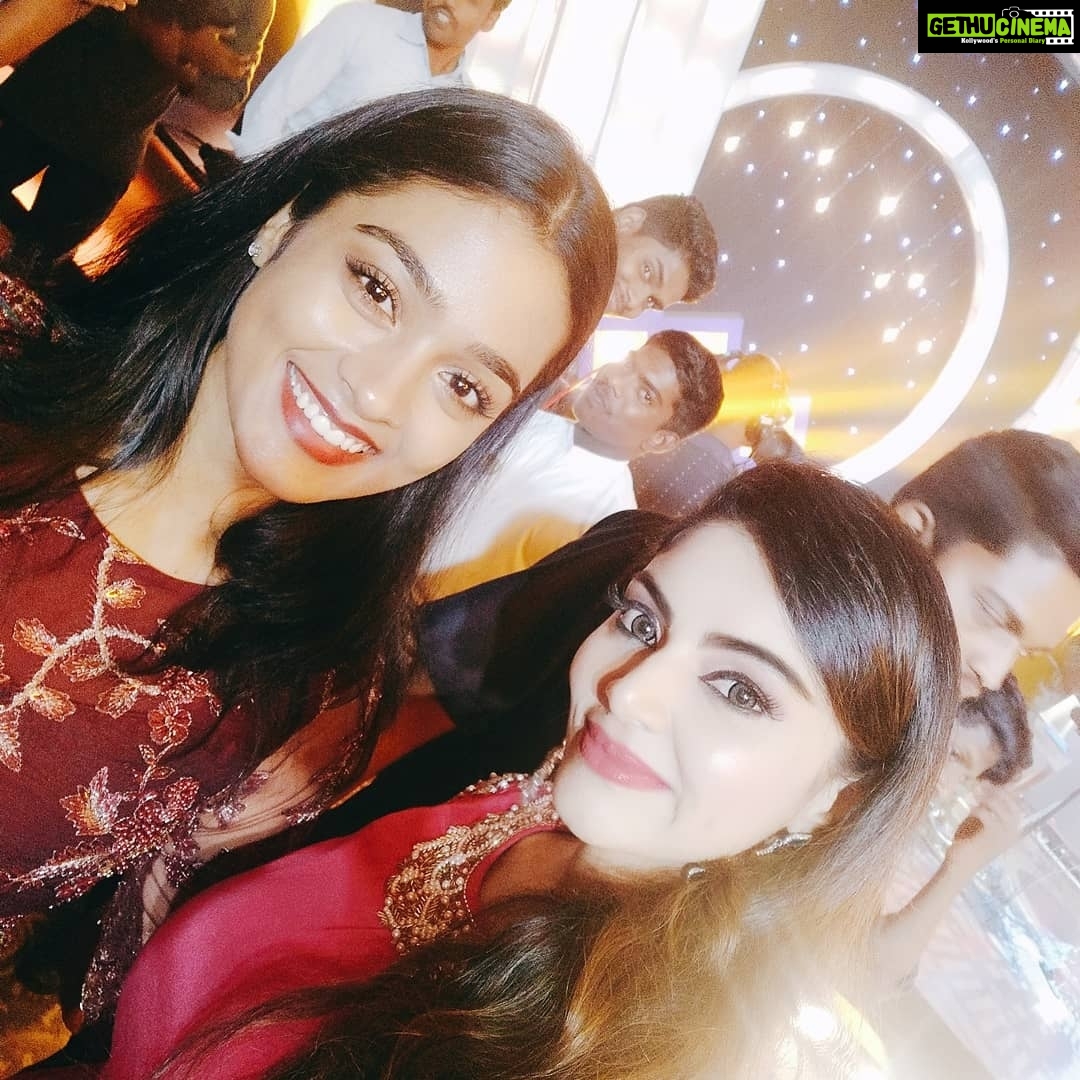 Sanam Shetty Instagram - When the evening is so dazzling and it happens on a Saturday I'm bound to have some funššā¤ swipe left for moreš¤ #zingbyawards #fashionandfilms #angelsamā¤